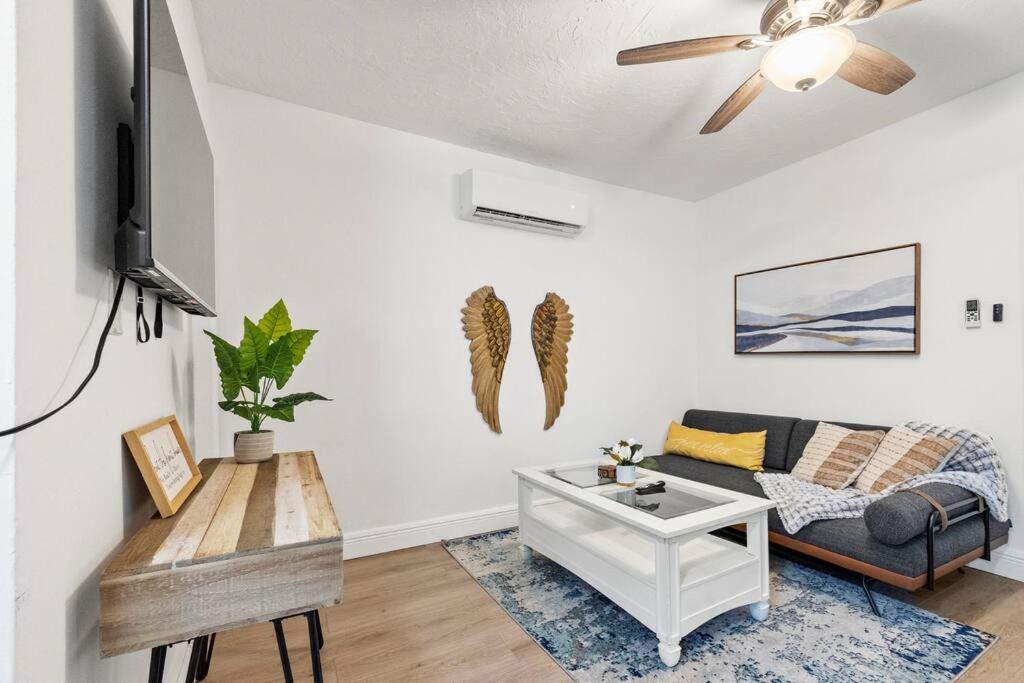Intimate Casita Mia Minutes Away From Airport, Calle 8, Brickell, Coral Gables, The Beach And More! Miami Bagian luar foto