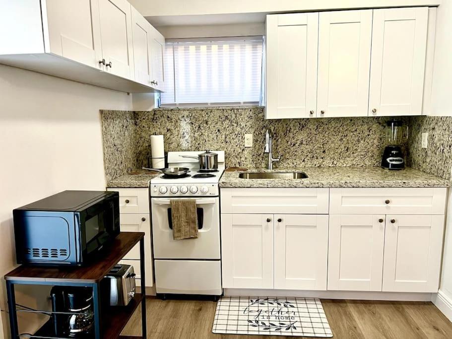 Intimate Casita Mia Minutes Away From Airport, Calle 8, Brickell, Coral Gables, The Beach And More! Miami Bagian luar foto
