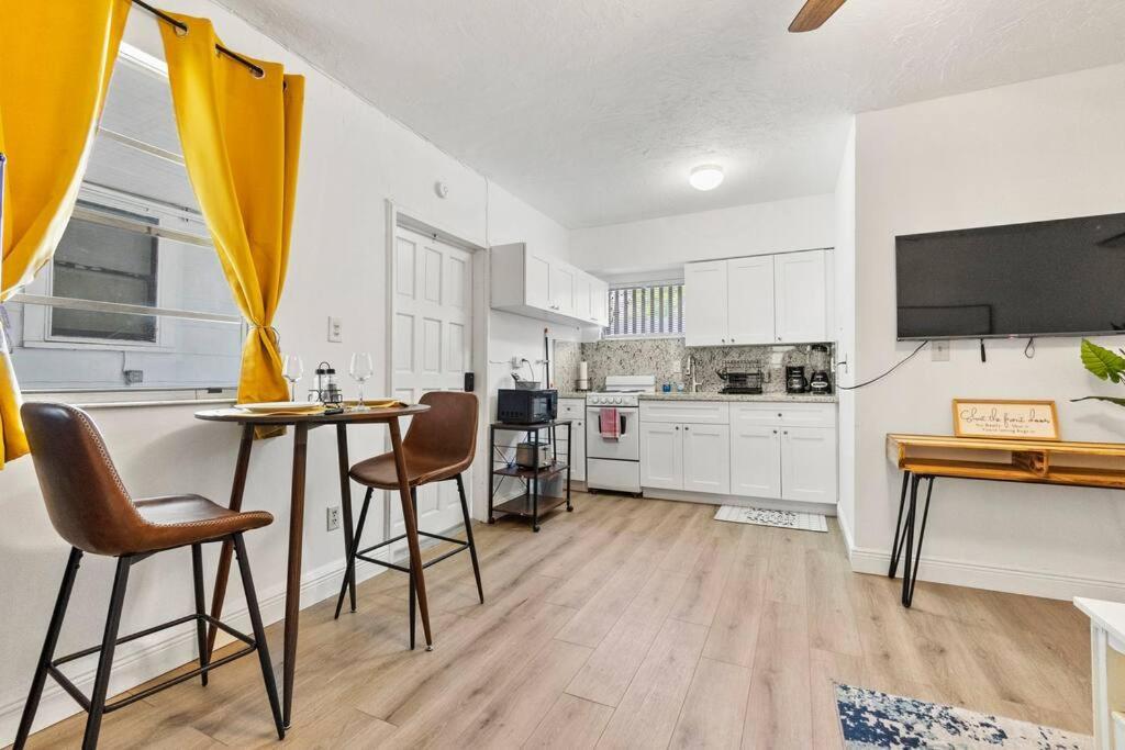 Intimate Casita Mia Minutes Away From Airport, Calle 8, Brickell, Coral Gables, The Beach And More! Miami Bagian luar foto