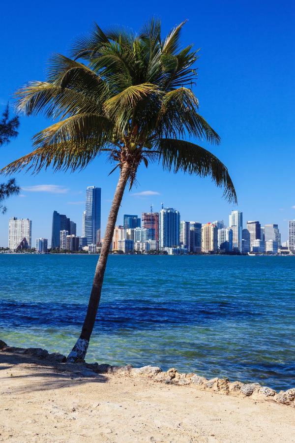 Intimate Casita Mia Minutes Away From Airport, Calle 8, Brickell, Coral Gables, The Beach And More! Miami Bagian luar foto